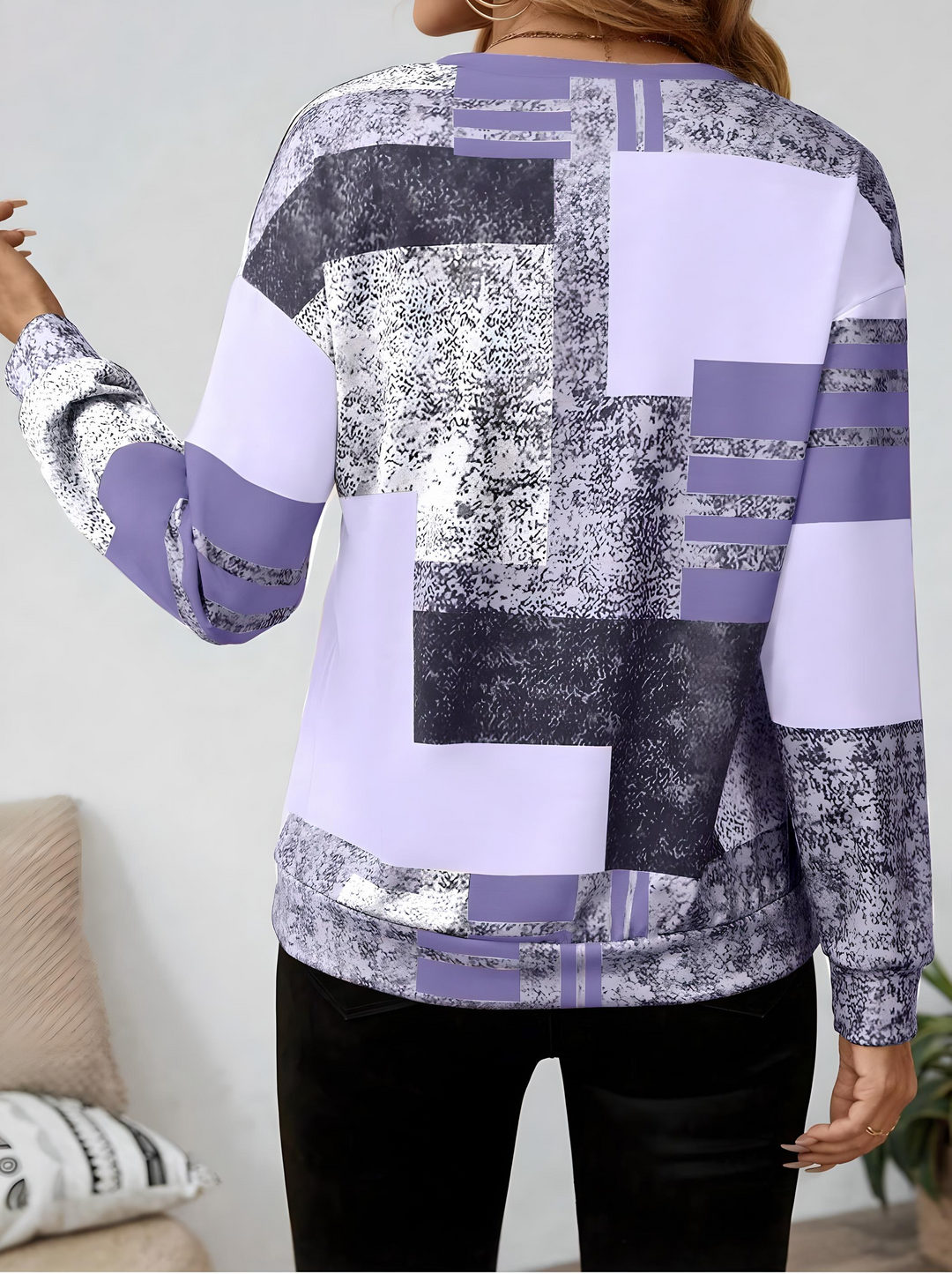 LOTTIE - DAINTY CHARM SWEATSHIRT